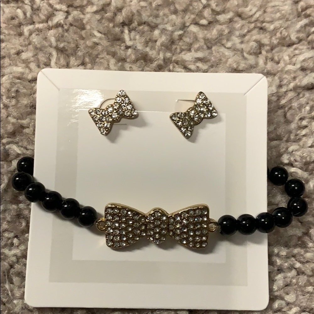 Bow earring and bracelet set.